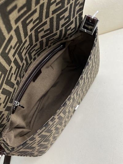 フェンディバッグ角部分ディテール